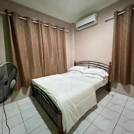 Hanif Homestay Kuching Exterior photo