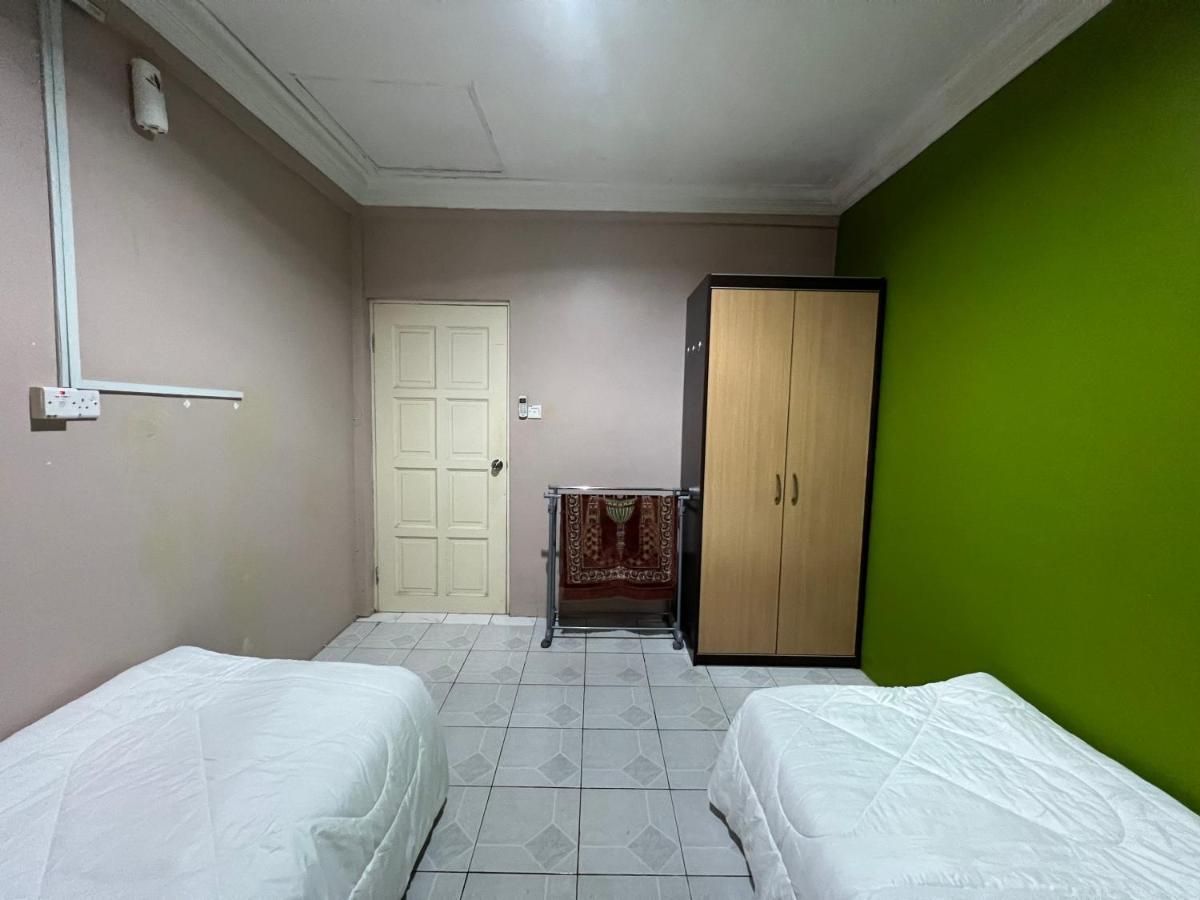 Hanif Homestay Kuching Exterior photo