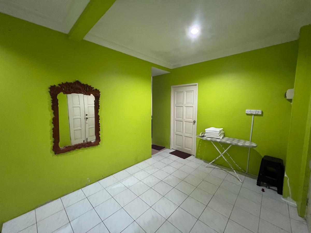 Hanif Homestay Kuching Exterior photo