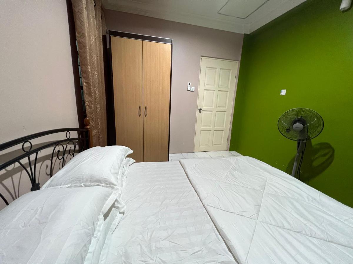 Hanif Homestay Kuching Exterior photo